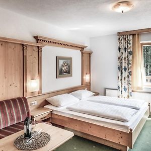 Zimmer mit Kingsize-Bett